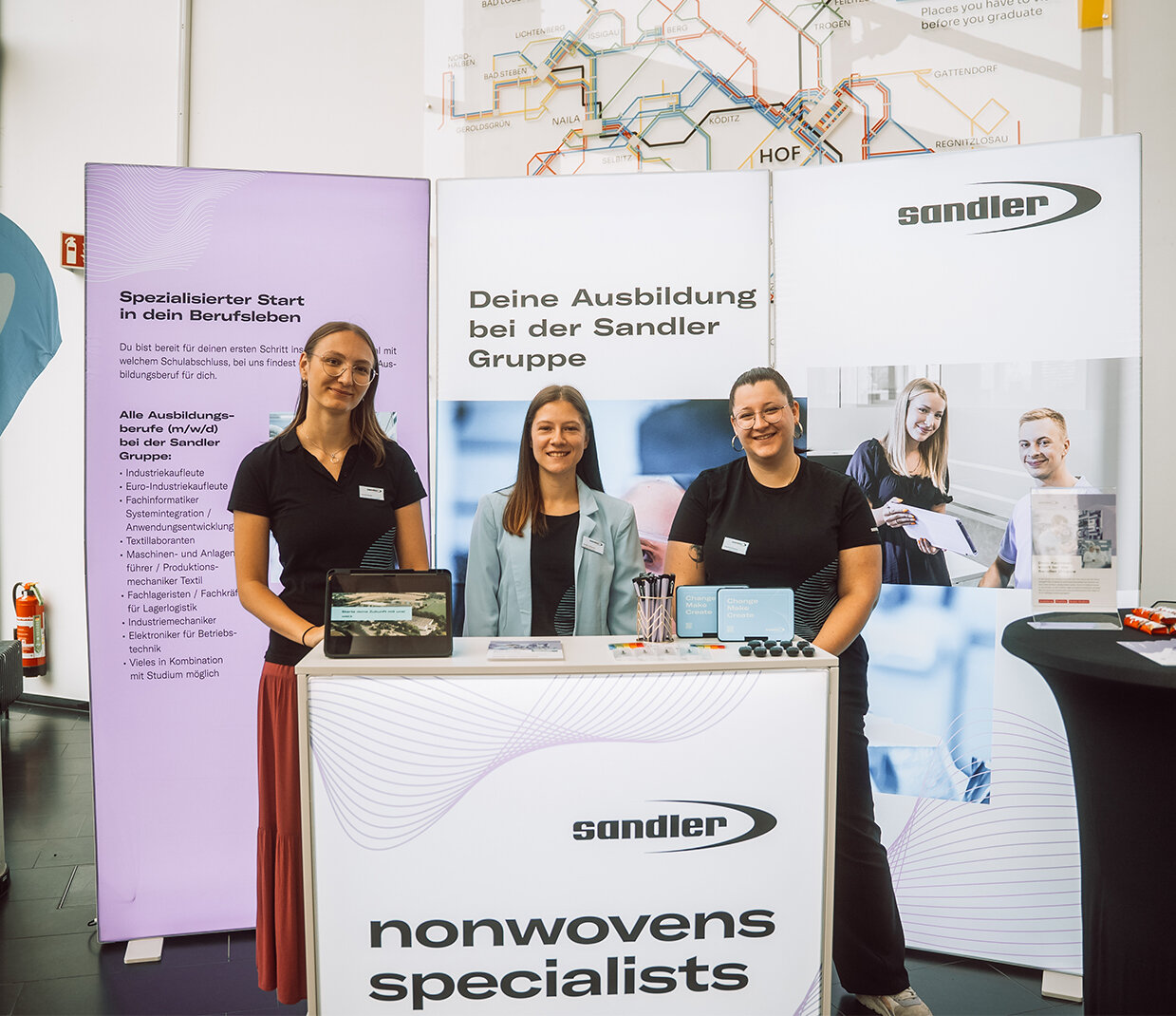 Training - Exhibition stand with people | Sandler Group 
