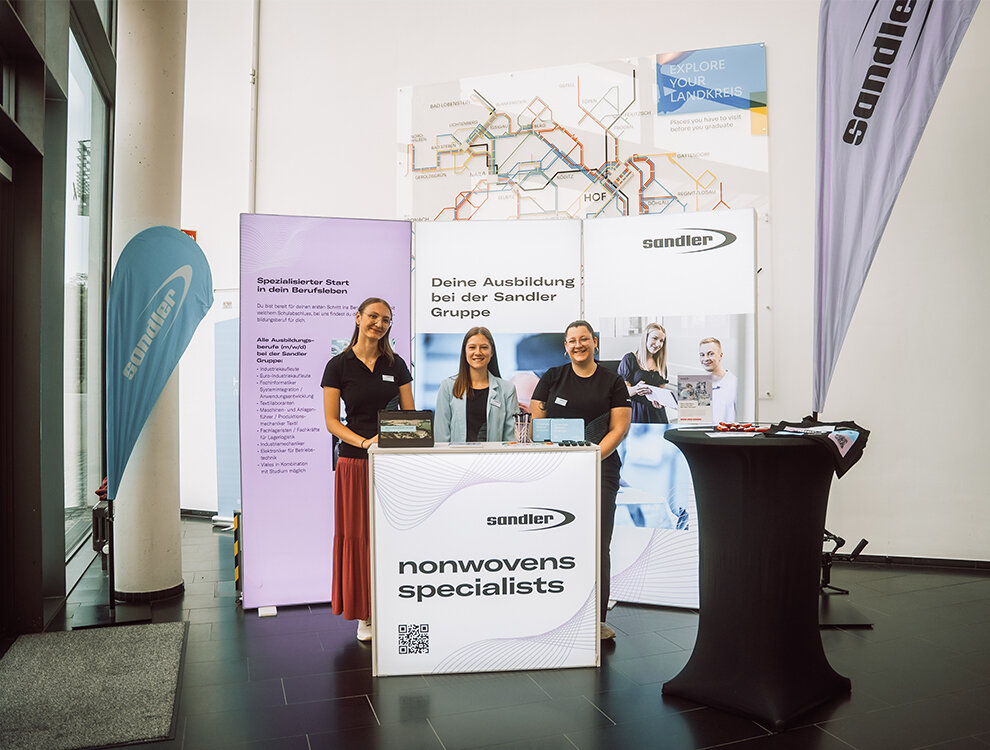 Ausbildung - Messestand mit Personen  | Sandler Group