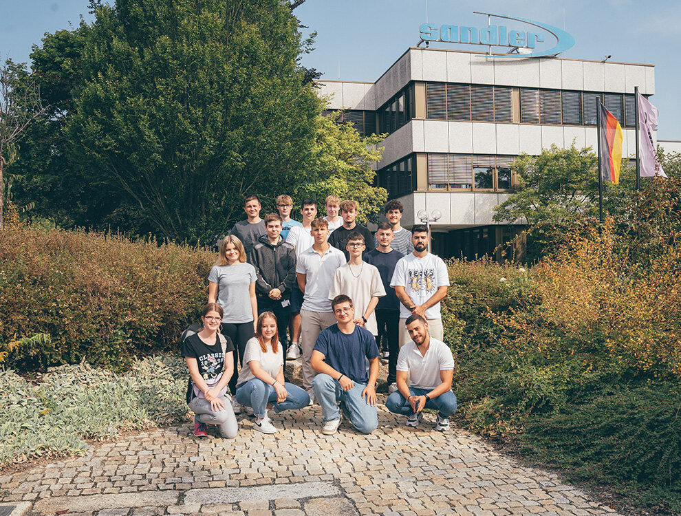 Gruppenbild 16 neue Aus­zubild­ende | Sandler Group