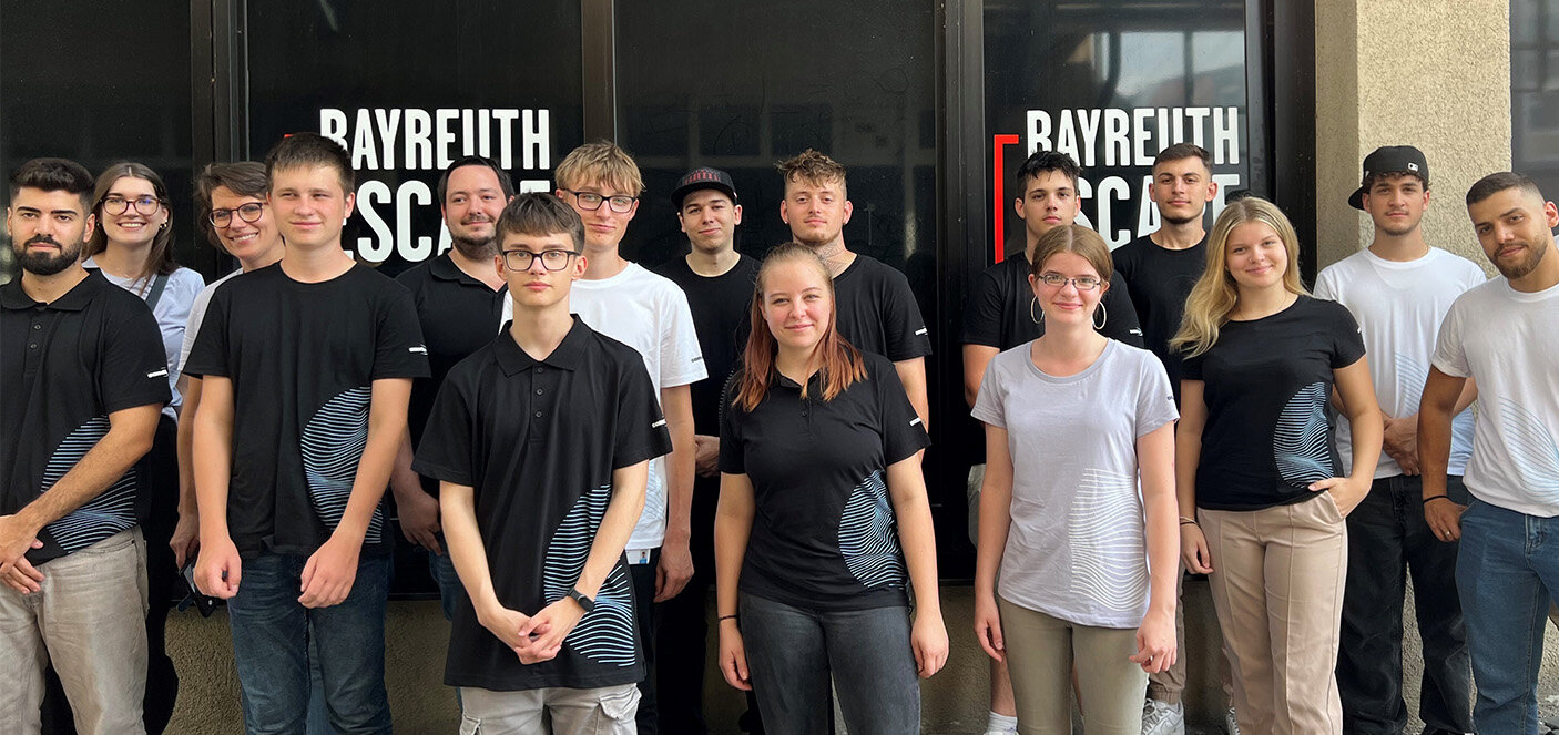 Gruppenbild der neuen Aus­zubild­enden im Team  | Sandler Group