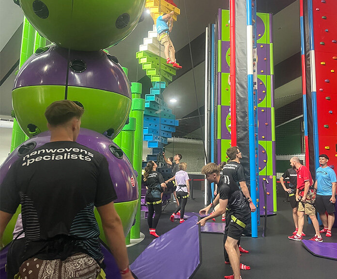 Team­building der Auszubildenden in einer Freizeiteinrichtung | Sandler Group