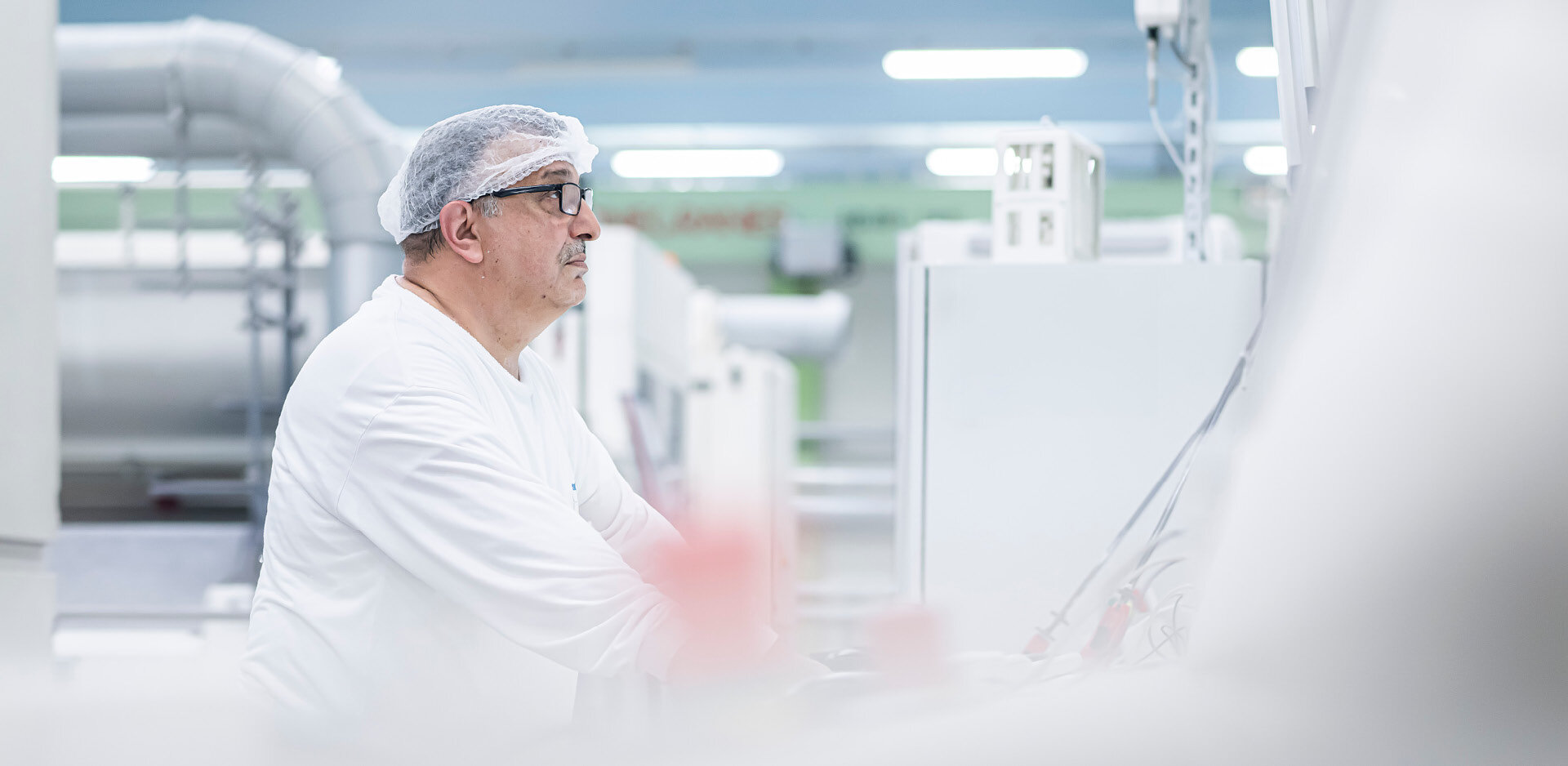 Mitarbeiter in der Fertigung von thermoplastischen Faserverbundbauteilen | Sandler Group