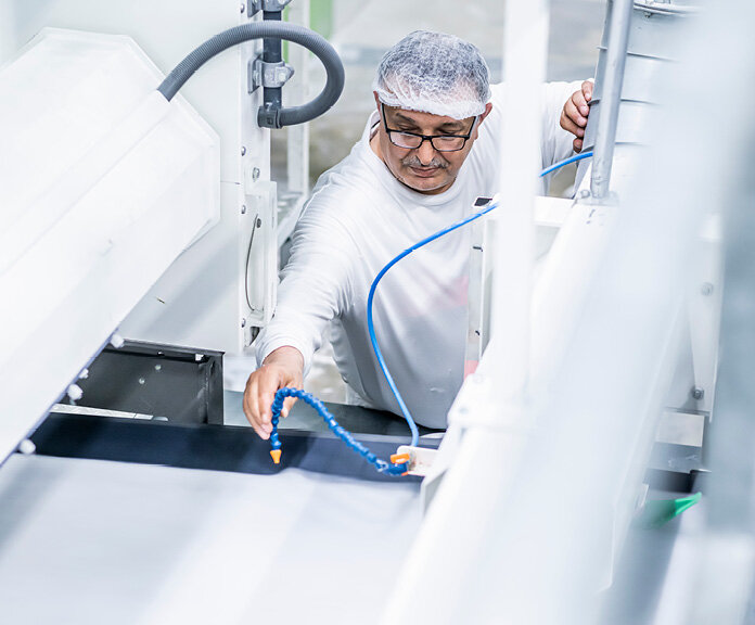 Mitarbeiter in der Fertigung von thermoplastischen Faserverbundbauteilen | Sandler Group