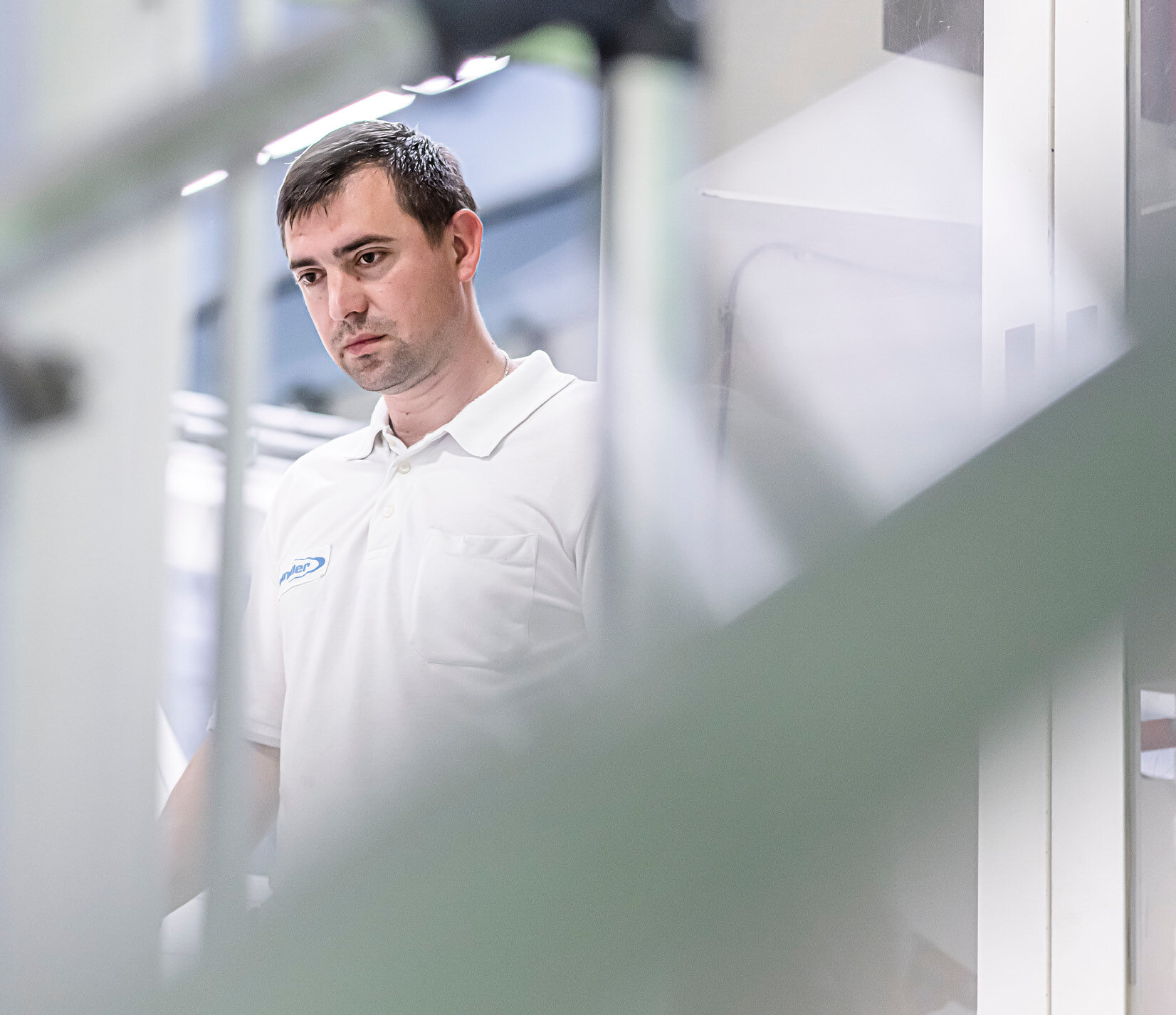 Mitarbeiter in der Fertigung von thermoplastischen Faserverbundbauteilen | Sandler Group