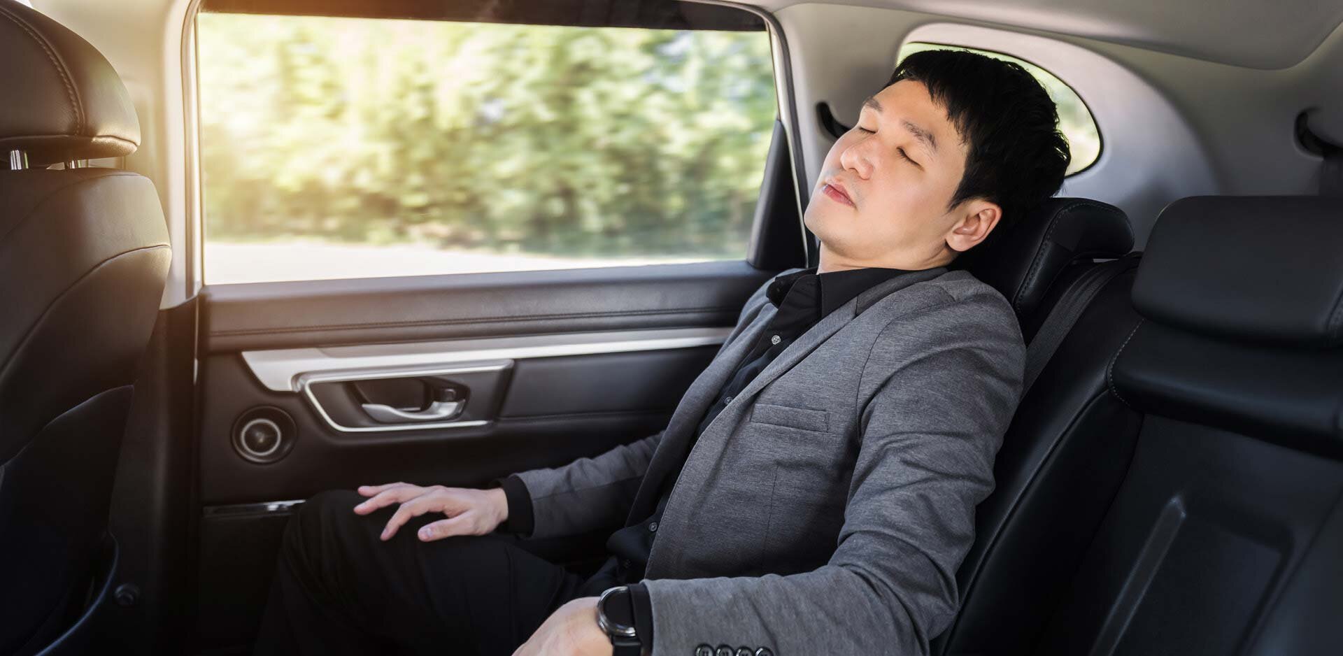 Schlafender Mann im Auto – hervorragende Schalldämmung | Sandler Group