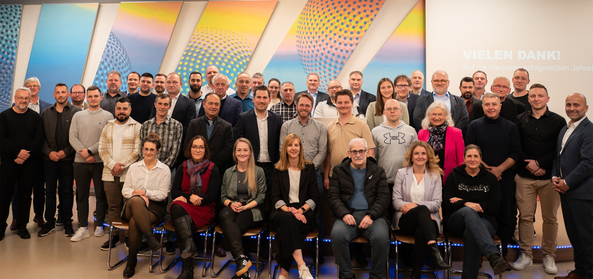Gruppenbild der Jubiliarfeier des Familienunternehmens Sandler im Bereich der Vliesstoffherstellung