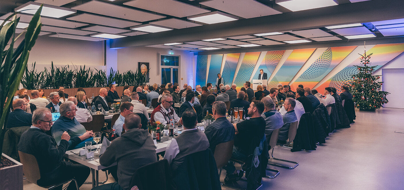 Ansprache an die Mitarbeiter in festlicher Weihnachtsatmosphäre | Sandler Group
