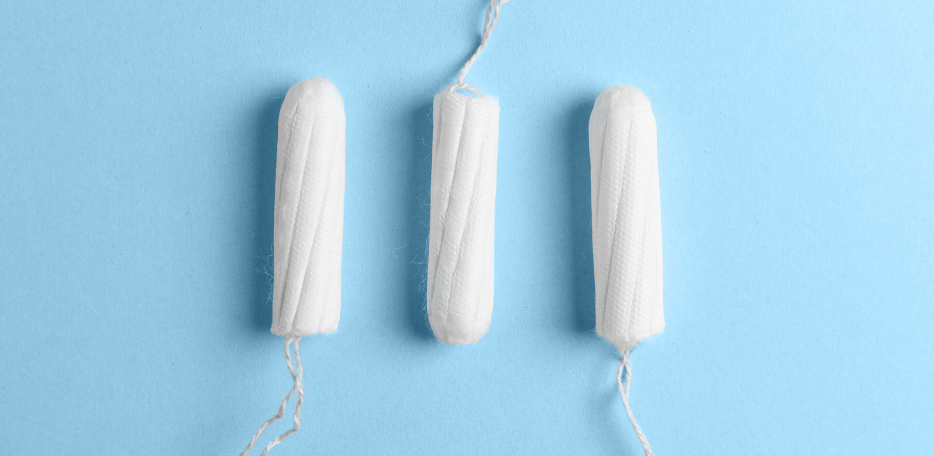Drei Tampons vor hellblauem Hintergrund