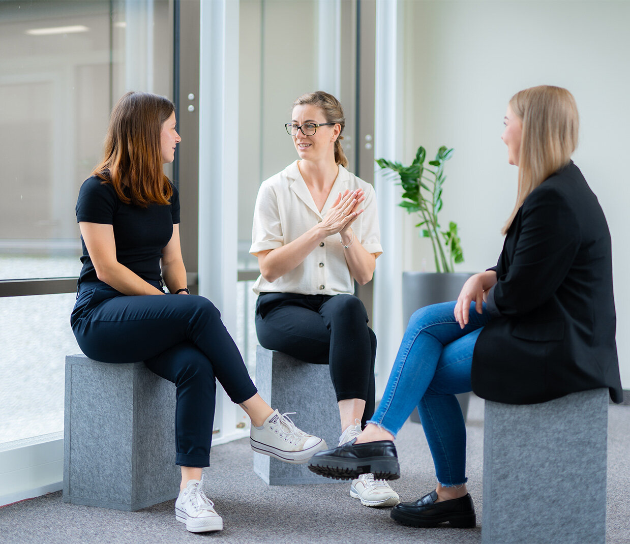 Karriereentwicklung – Drei Frauen im entspannten Gespräch | Sandler Group
