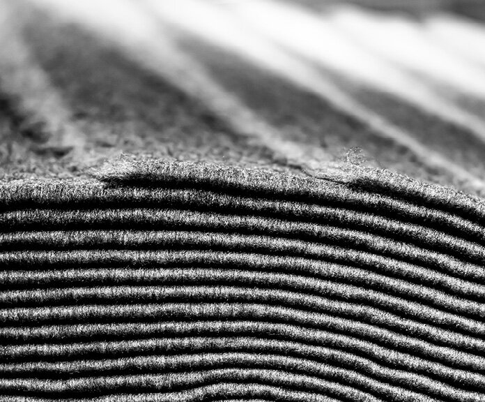 Ein Stapel Vliesstoffe, die später in Haushaltsprodukten zum Einsatz kommen