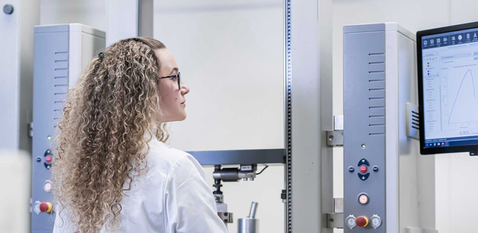 Frau in der Produkt Forschung & Entwicklung von nonwovens | Sandler Group