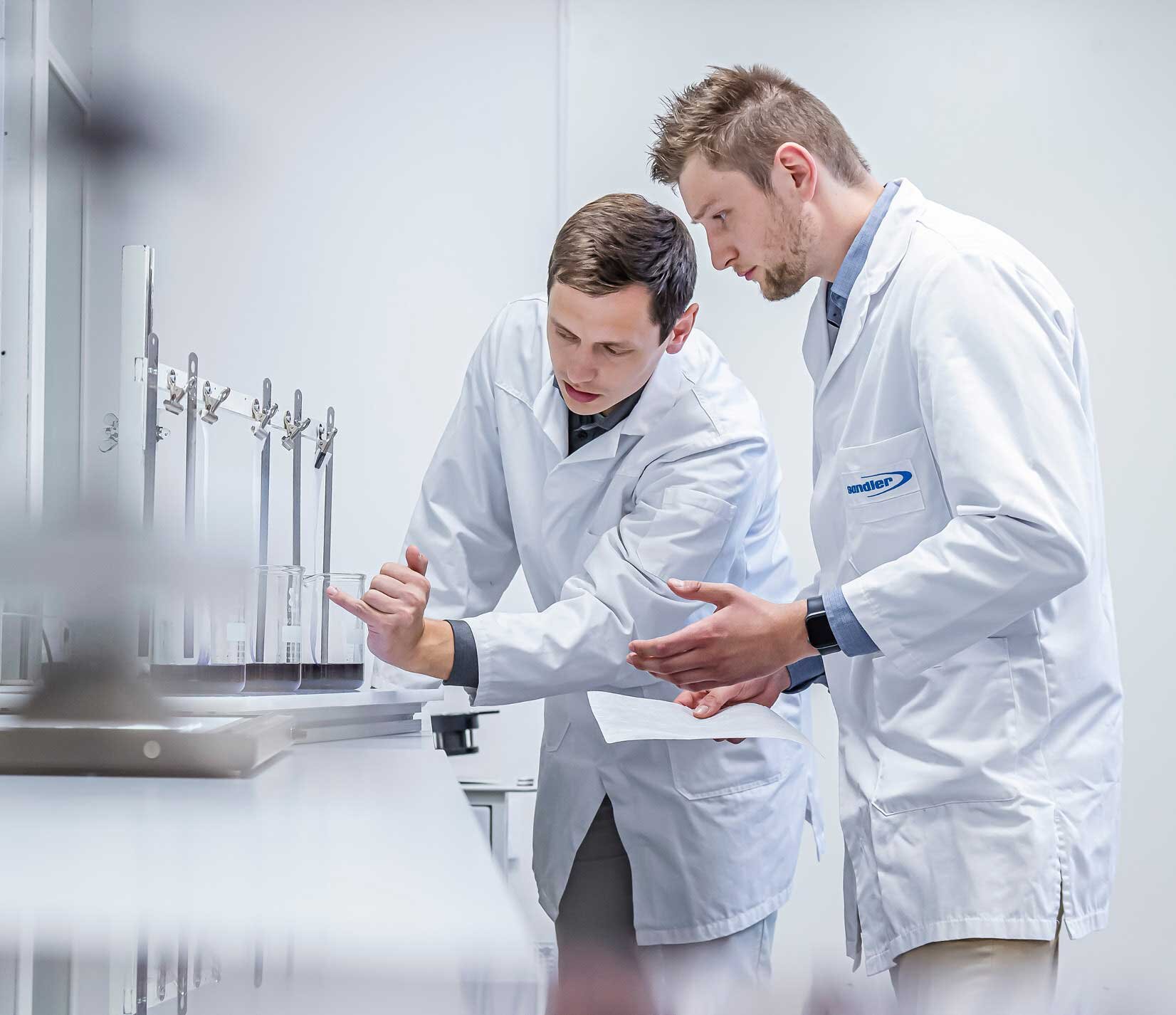 Zwei Männer in der Produkt Forschung und Entwicklung von nonwovens | Sandler Group