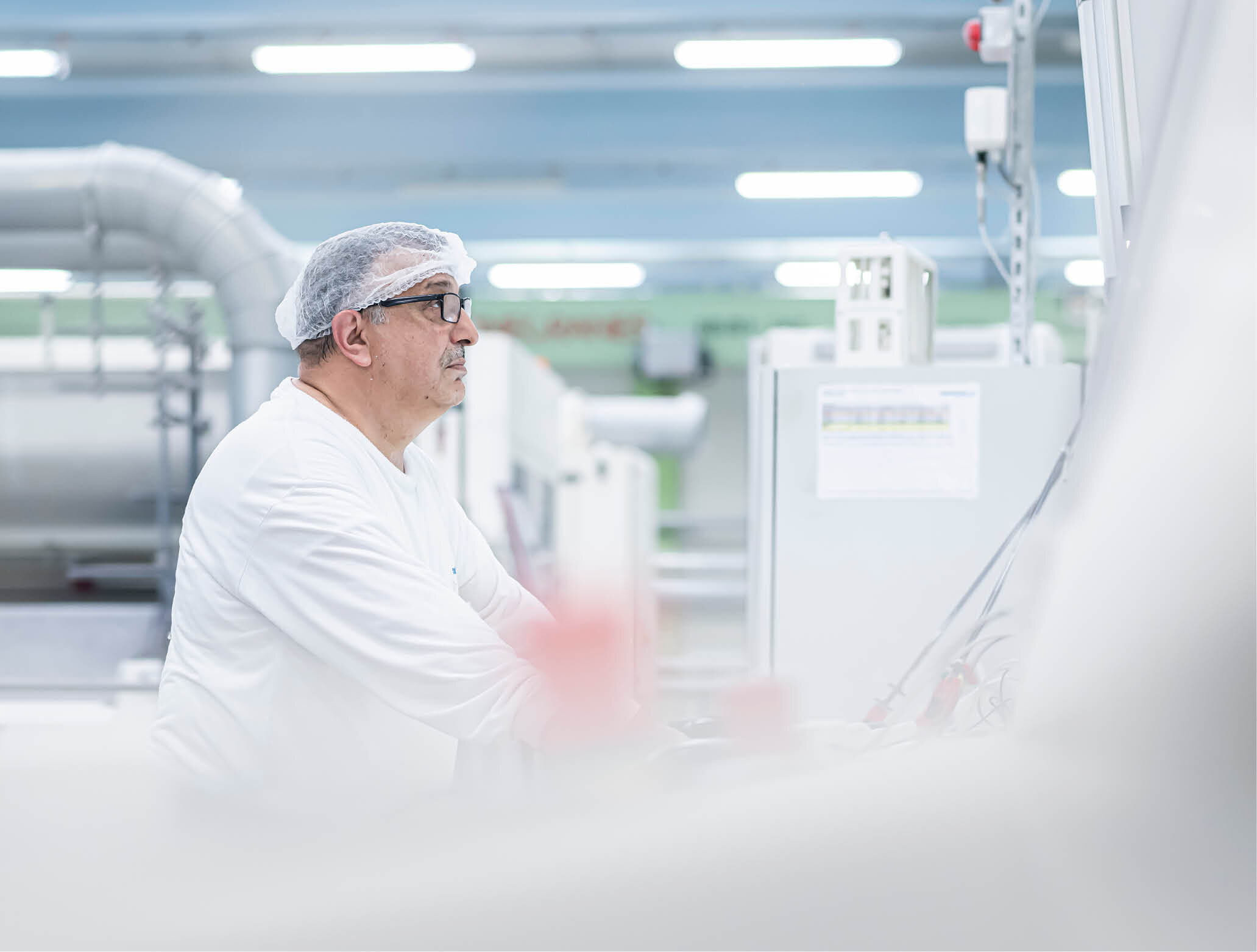 Man at a machine during nonwovens production | Sandler Group 
