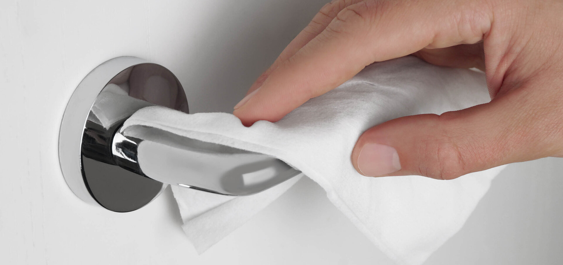  Woman cleans doorbell with nonwoven | Sandler Group 