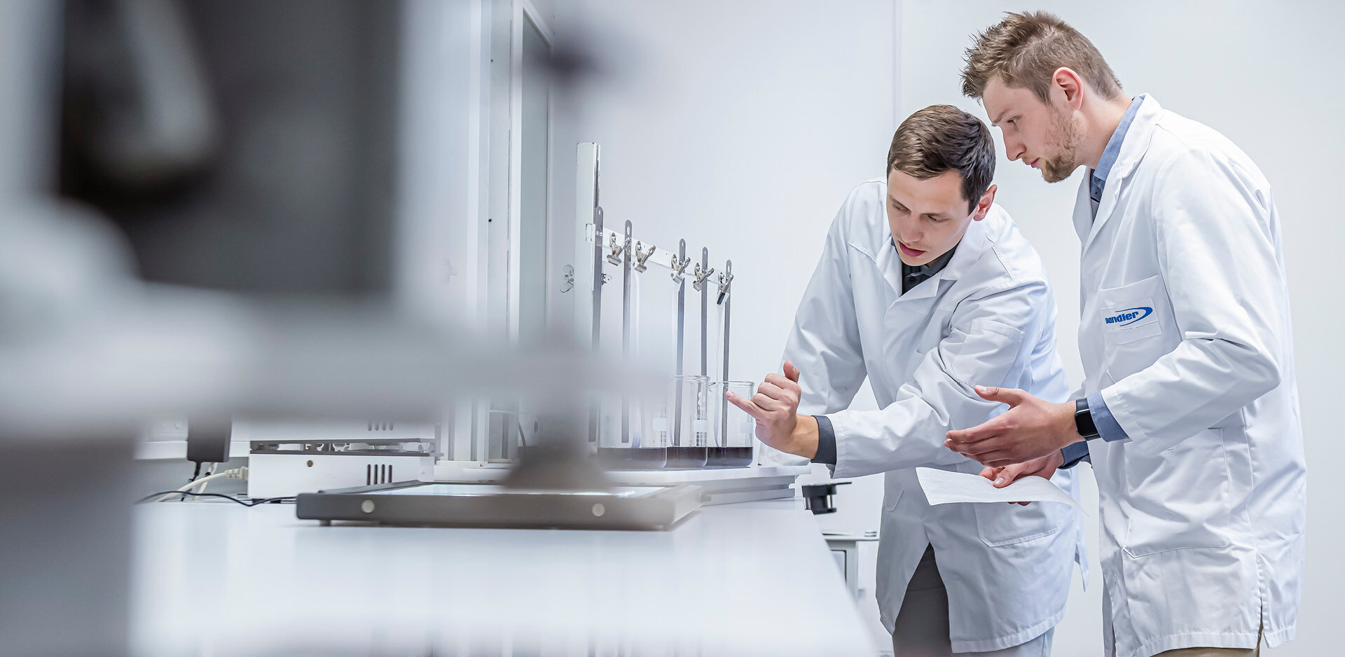 Zwei Männer im Labor der Forschungsabteilung der Sandler Group beschäftigen sich mit Nonwoven Innovationen