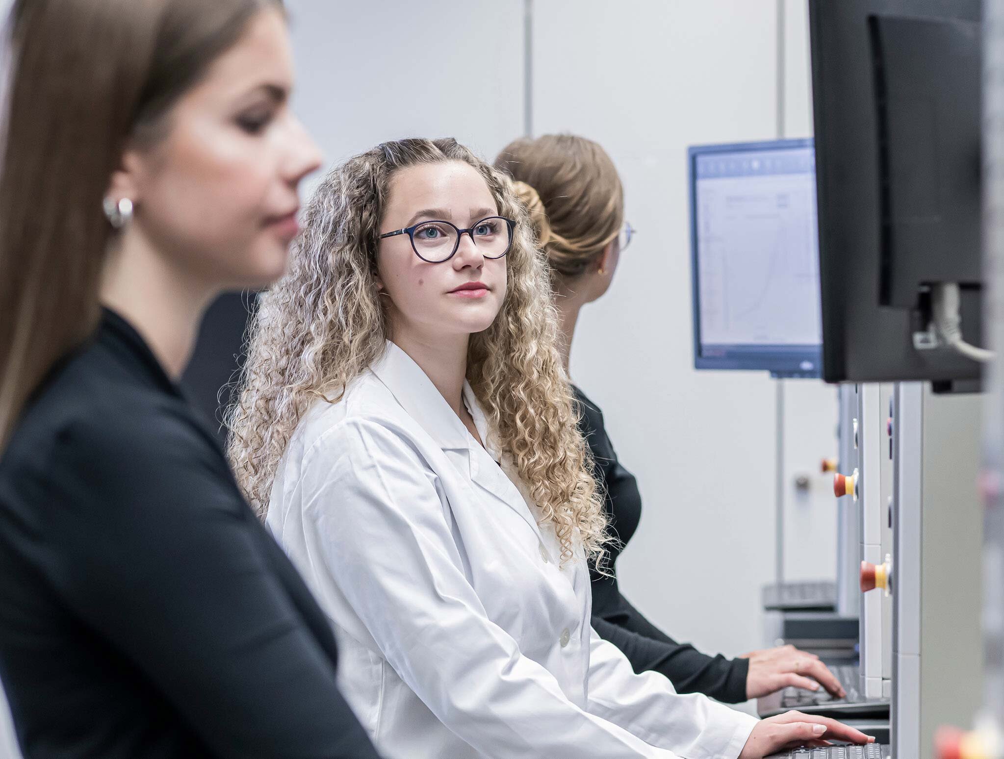 Mitarbeiterin im Laborkittel bein Sandler aus der Abteilung Forschung und Entwicklung (R&D)