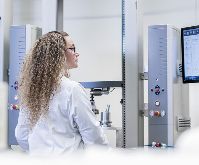 Frau aus der Forschung & Entwicklung bei Sandler schaut auf Bildschirm eines Laborgeräts