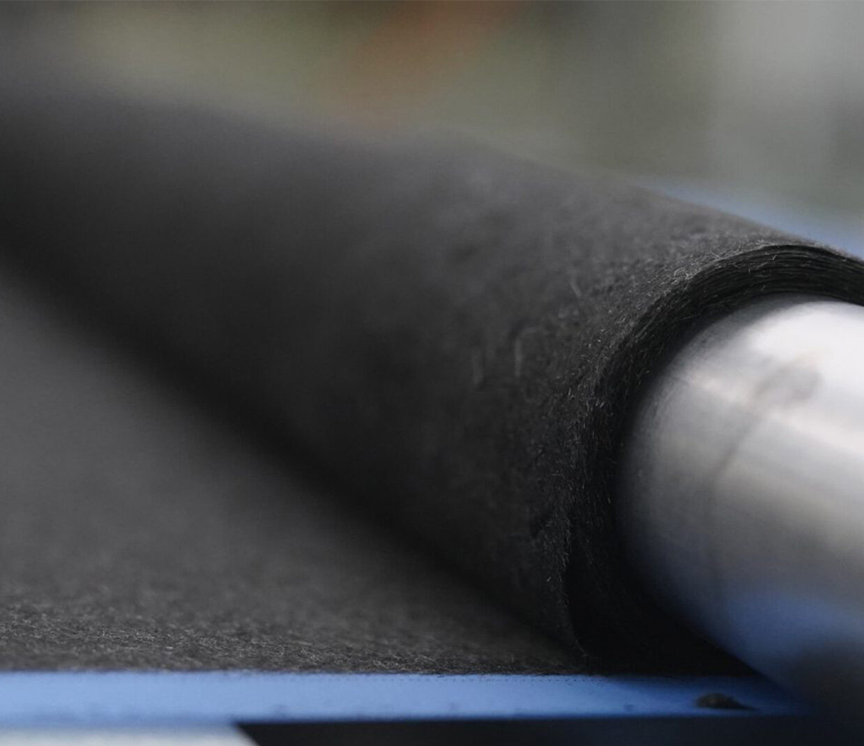 Vliesstoff wird auf Rollen aufgewickelt | Sandler Group